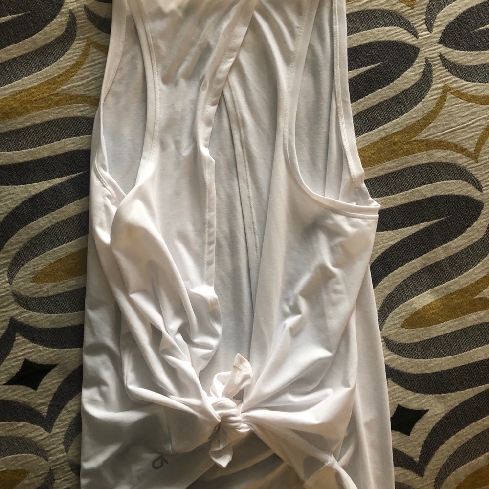 Gap athletic white knot and tie tank med